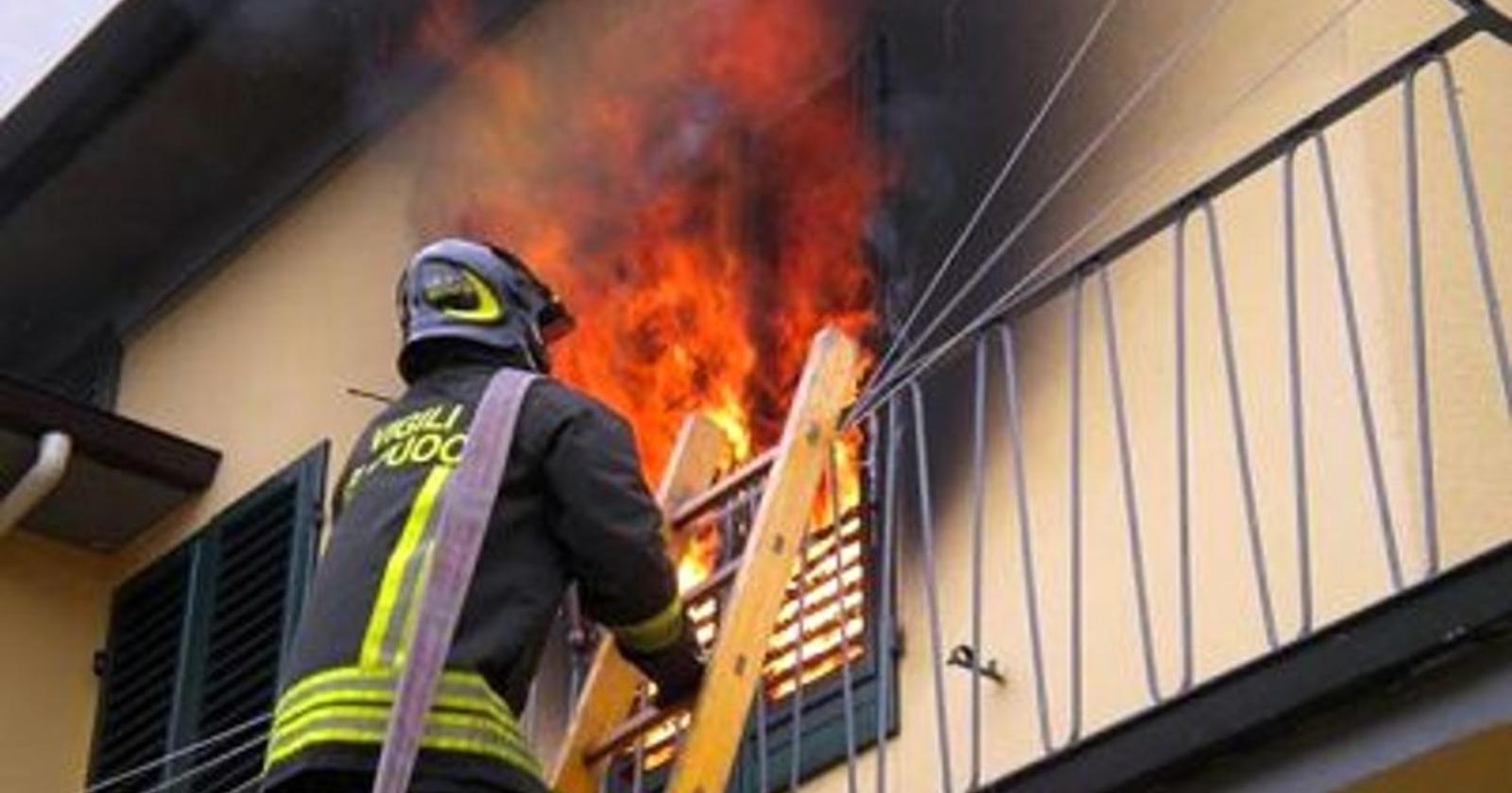 Carapelle, uomo tenta di dare fuoco ad appartamento: salvato da carabinieri e Vigili de fuoco 
