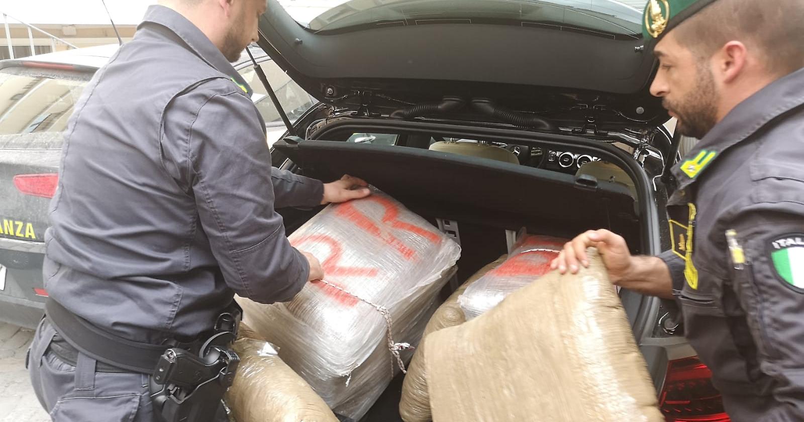 Cerignola, in auto con 48 chili di marijuana: arrestato pregiudicato napoletano