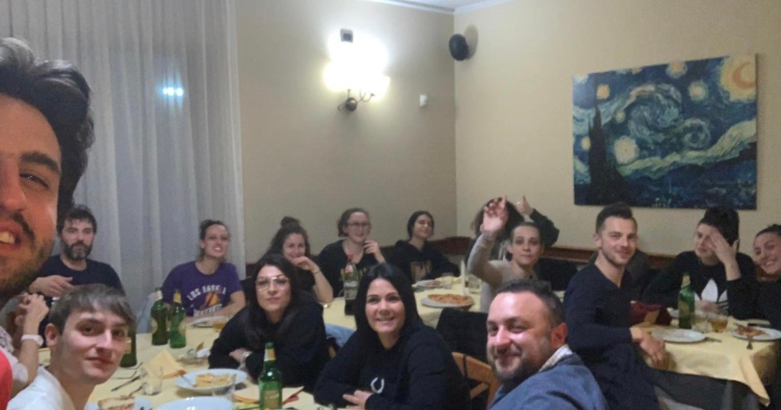 Una bellissima e buonissima pizza di squadra Sabato sera dopo la partita, per festeggiare tutti Insieme la bellissima vittoria e le altre nove precedenti 