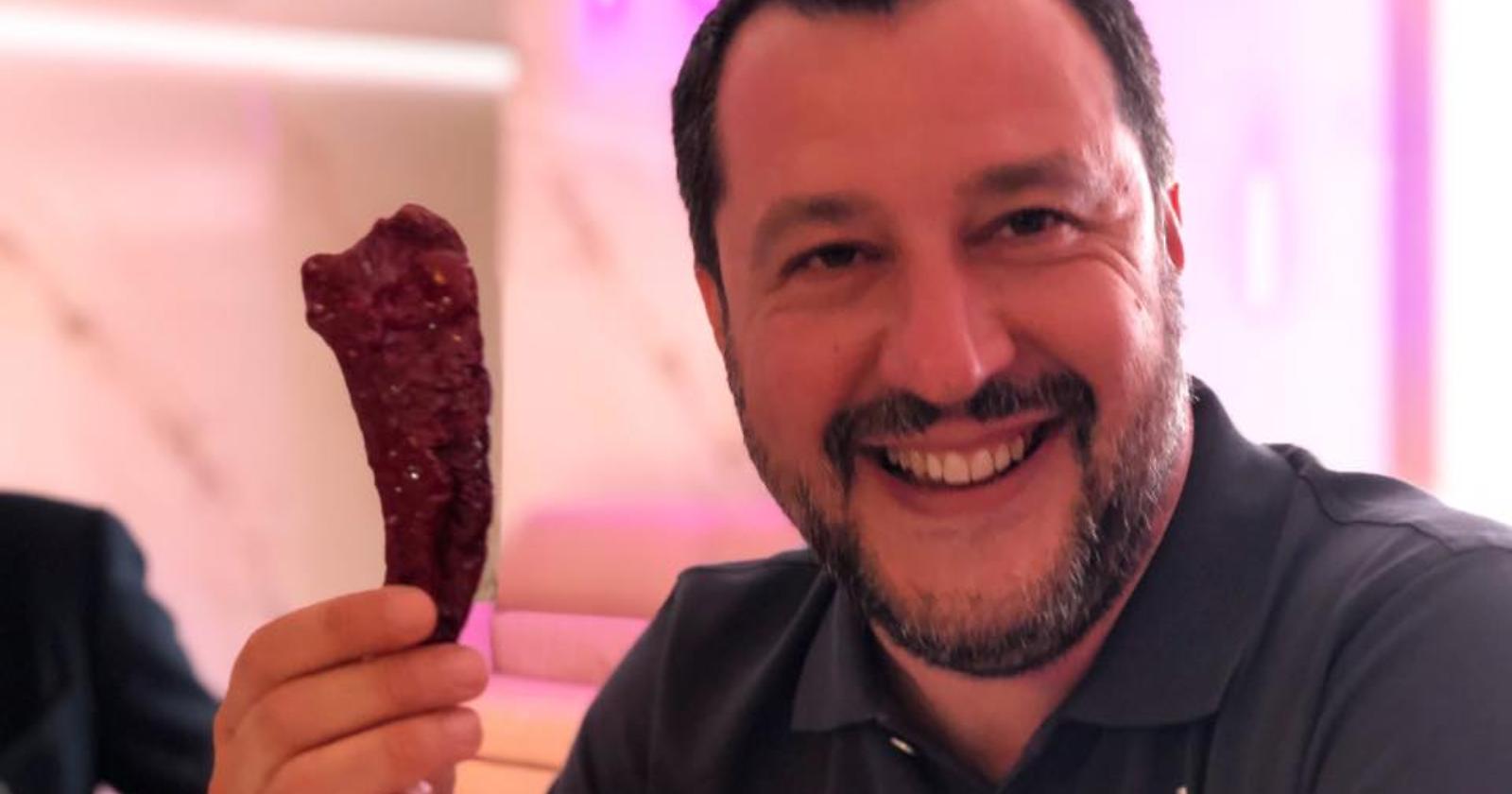 A Salvini piace il crusco: foto con il peperone da oltre 7mila like