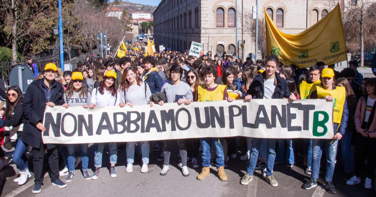 Gli studenti lucani manifestano per la giustizia climatica: "Salvare il pianeta"