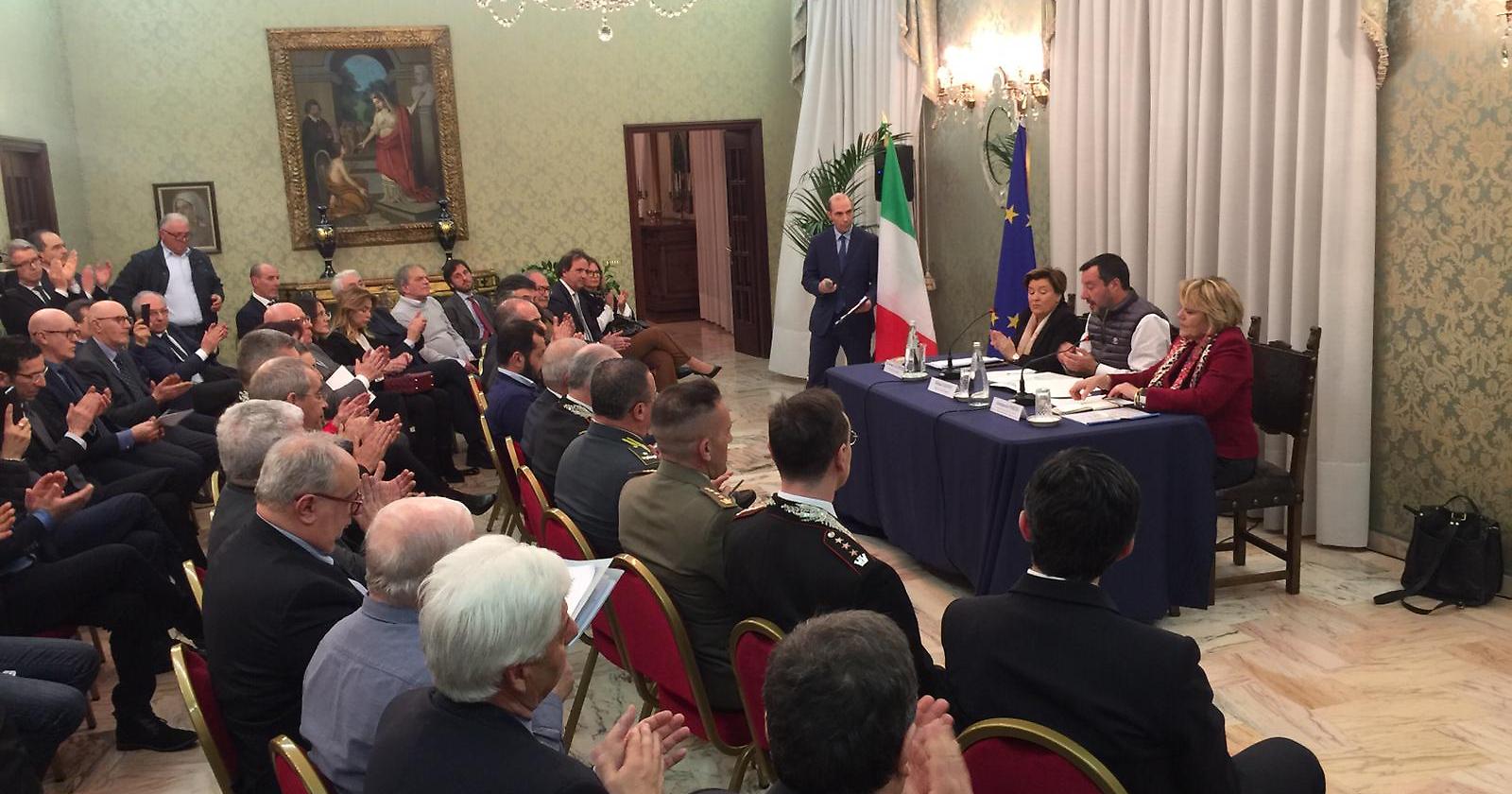 Salvini contestato a Villa d'Agri: «Fatevi meno canne e non rompete le palle!». Poi fa il pienone a Potenza dopo l'incontro in Prefettura