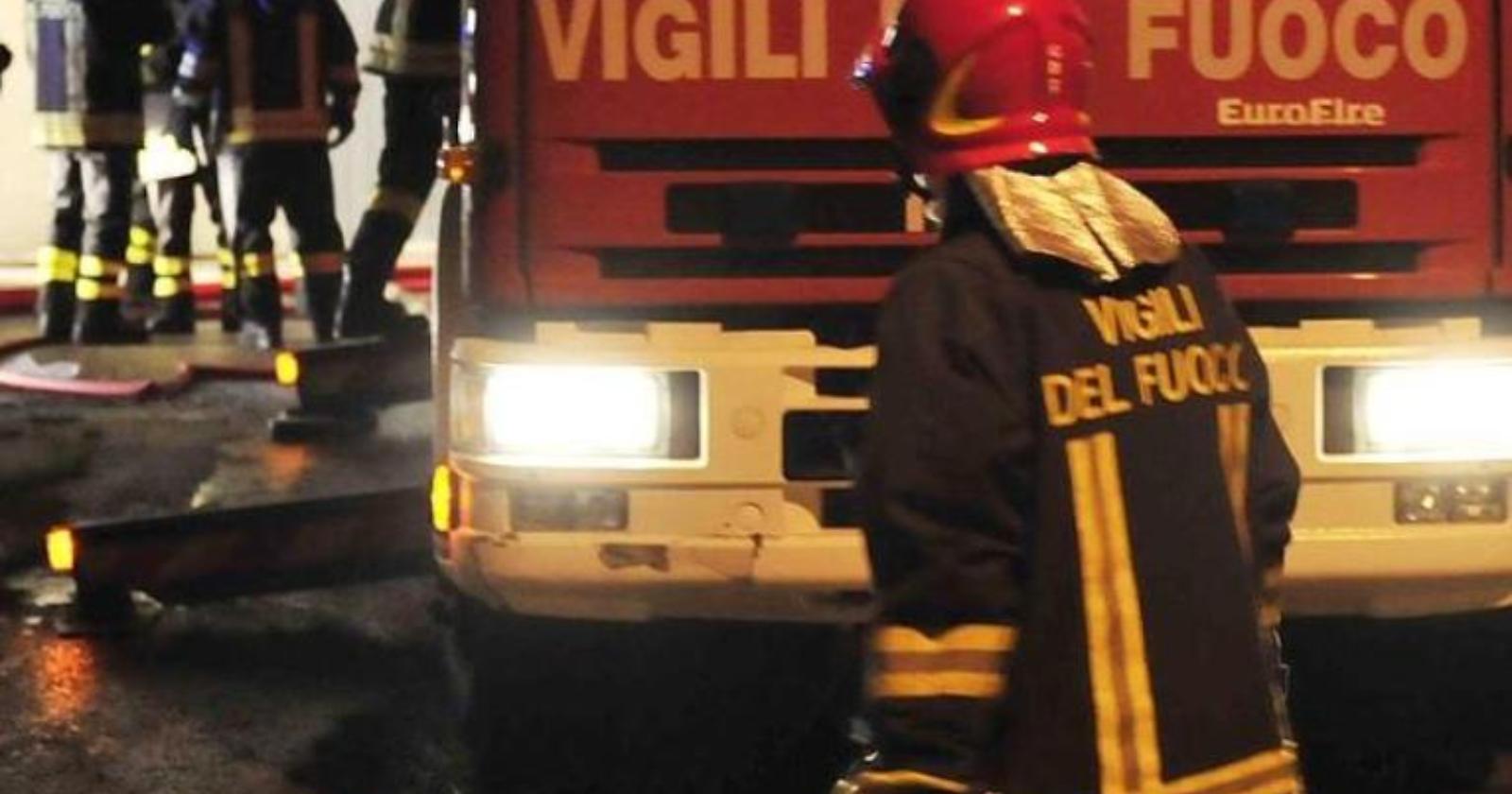 Vieste, vandali danno fuoco a scuola media: in fiamme due piani