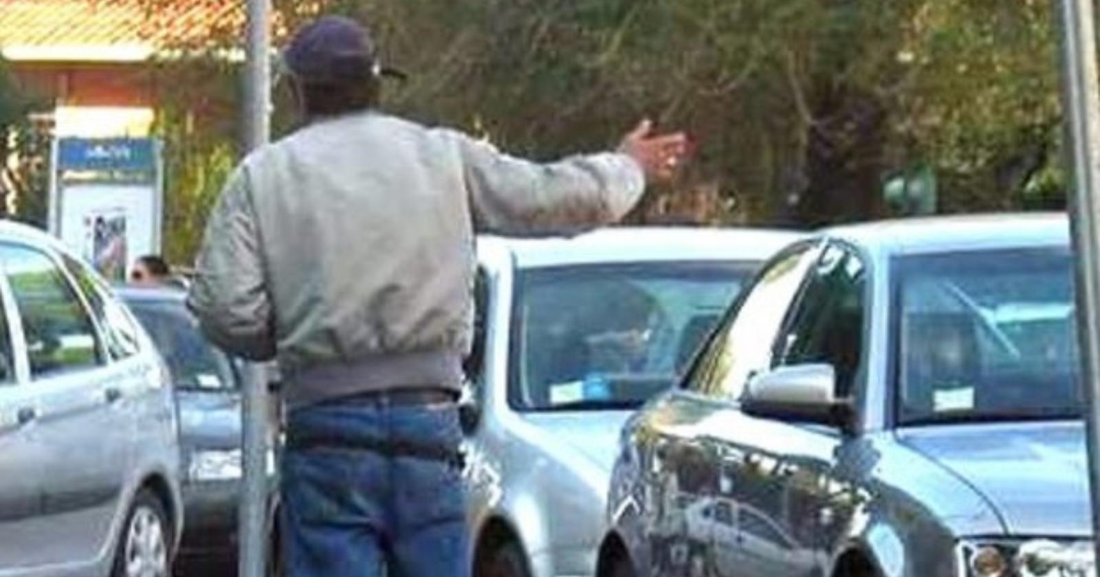 "O mi dai i soldi o non trovi più la macchina": denunciato  per tentata estorsione parcheggiatore abusivo