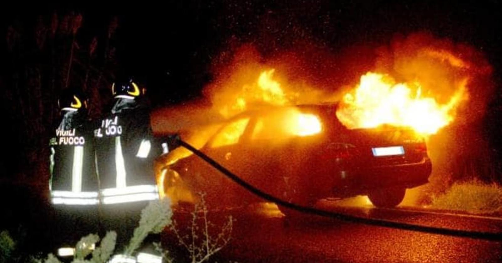 Foggia, in fiamme auto avvocato: distrutte anche altre due auto 