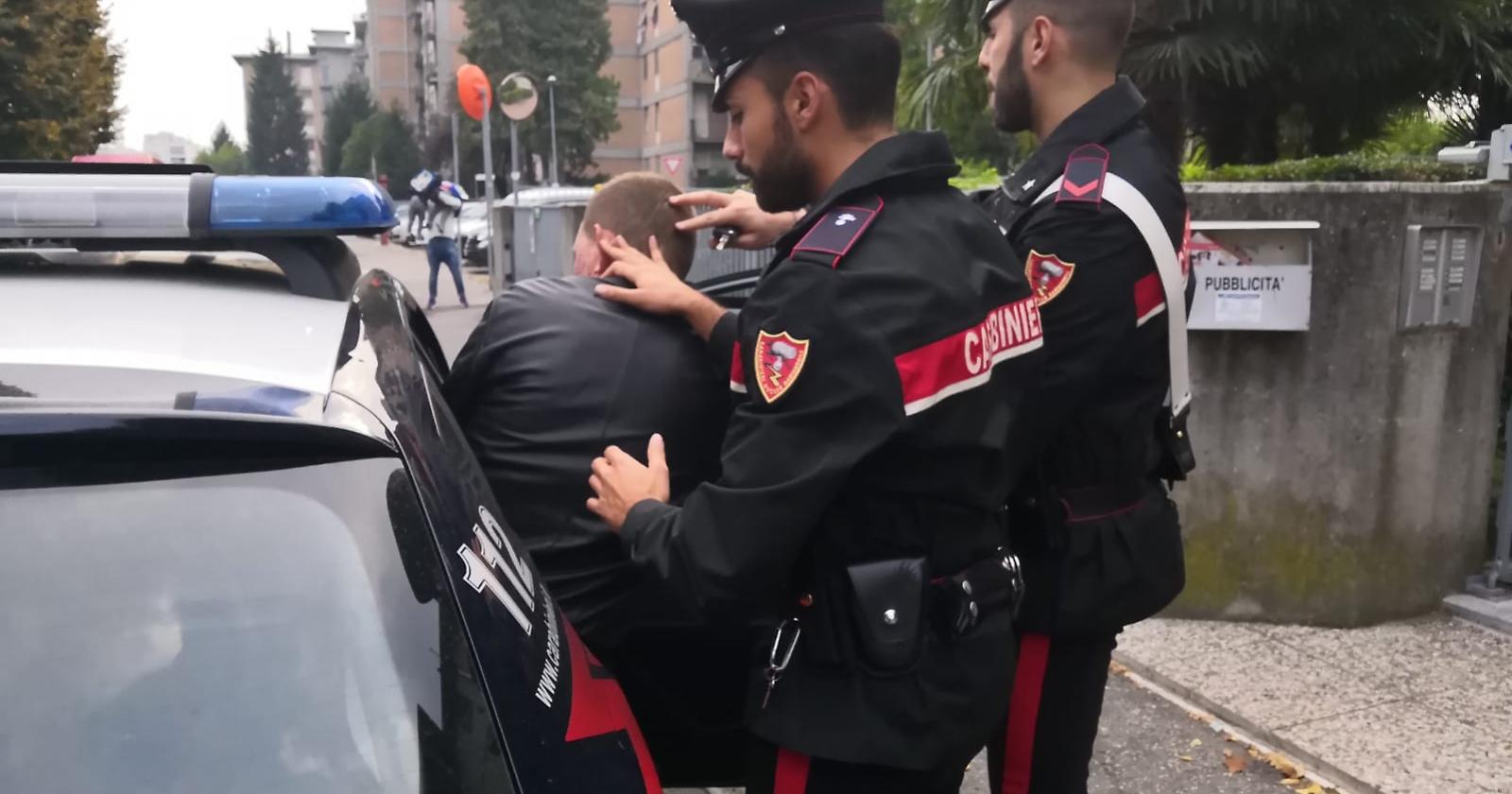 Apricena,  ai domiciliari approfitta della bella serata per uscire: arrestato per evasione