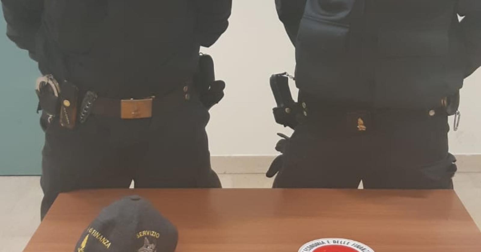 15 mila euro di hashish nella ruota di scorta:  arrestati due pusher