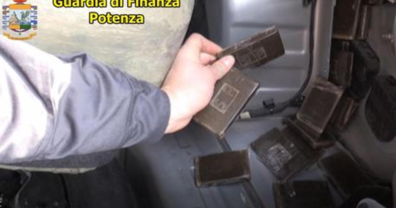 Sorpreso con 4 chili di hascisc in auto, arrestato corriere della droga a Lauria