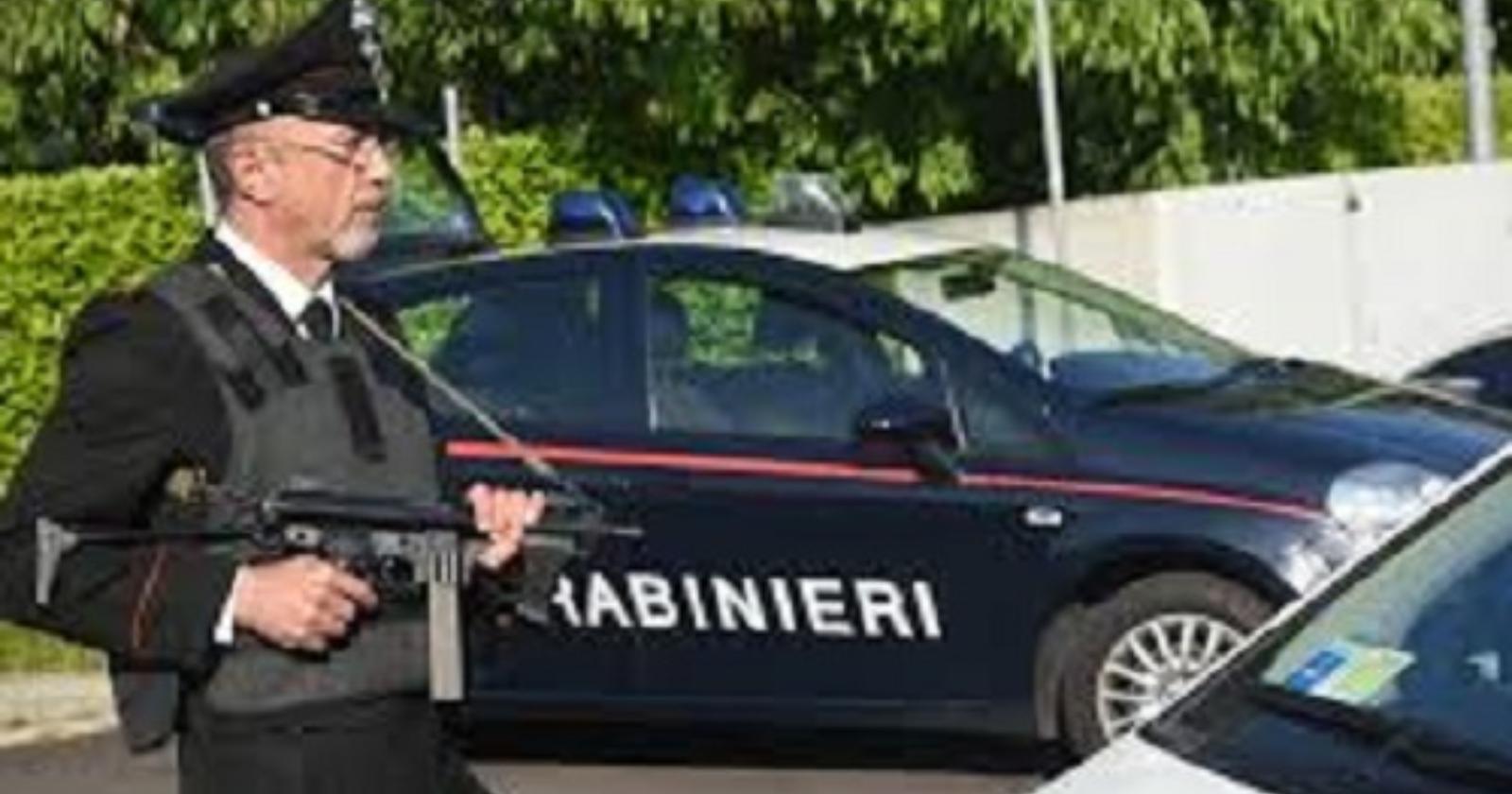 In sella ad uno scooter minaccia Cc con un coltello: arrestato gambiano