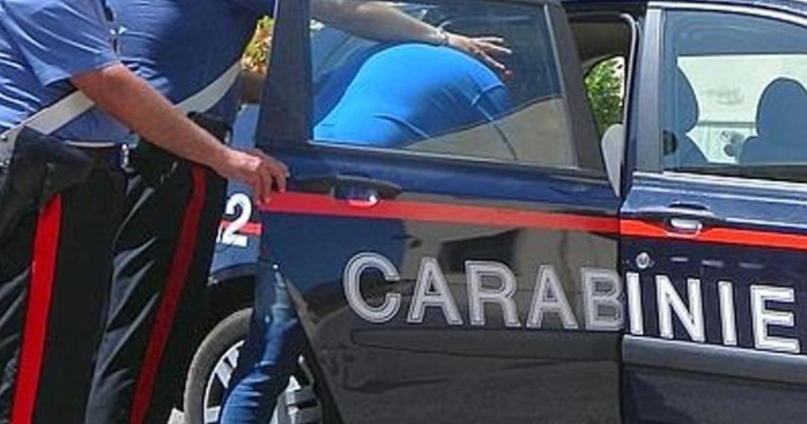 Montescaglioso, si barrica in casa e tenta di lanciarsi dalla finestra con la nipote