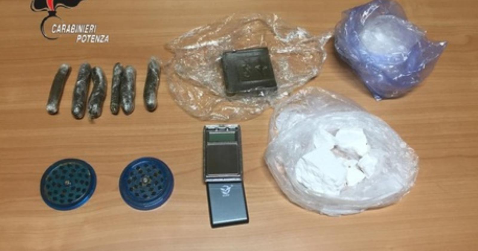 Sorpreso con hascisc e cocaina, arrestato 22enne a Villa d'Agri 