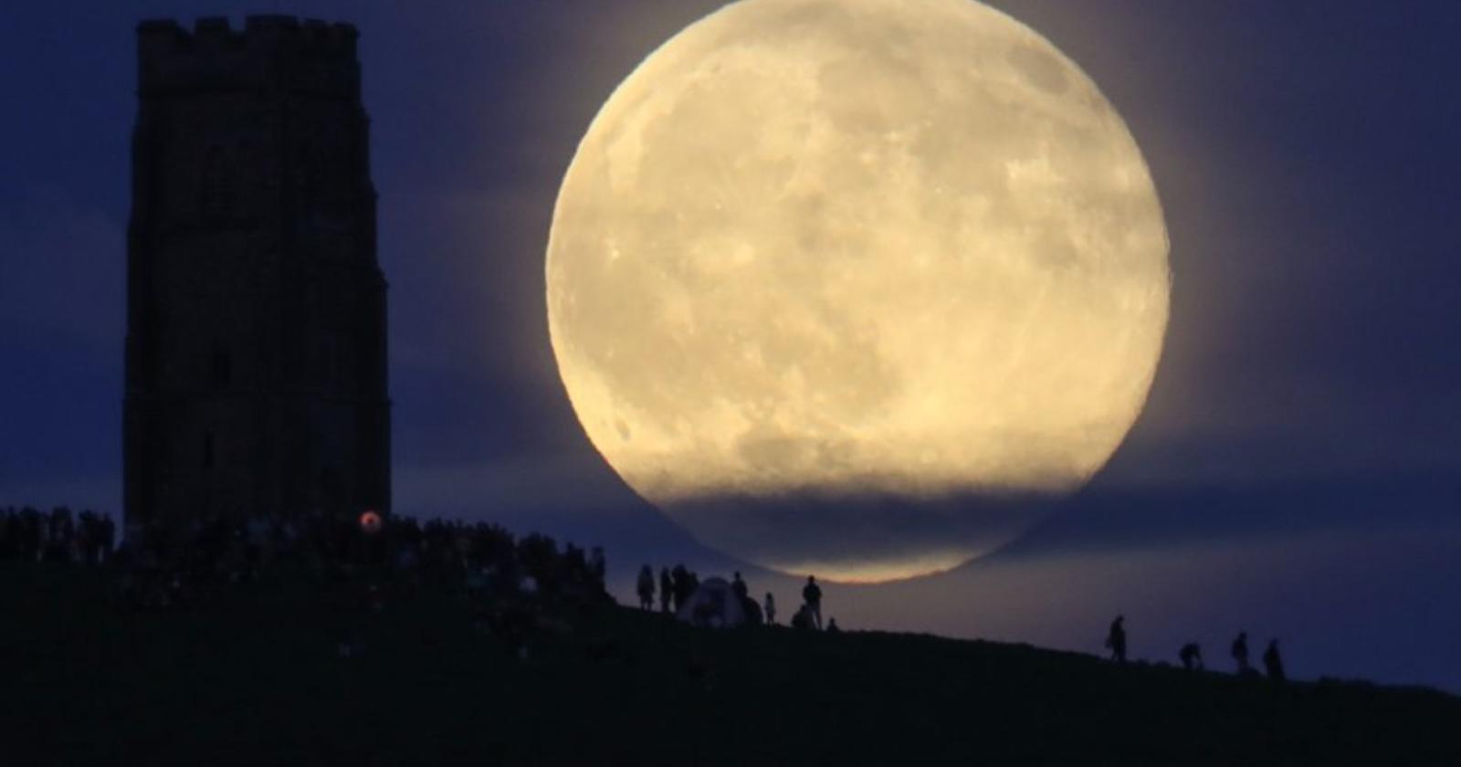 ‘Che fai tu, luna, in ciel?’ La luna di Pasqua 