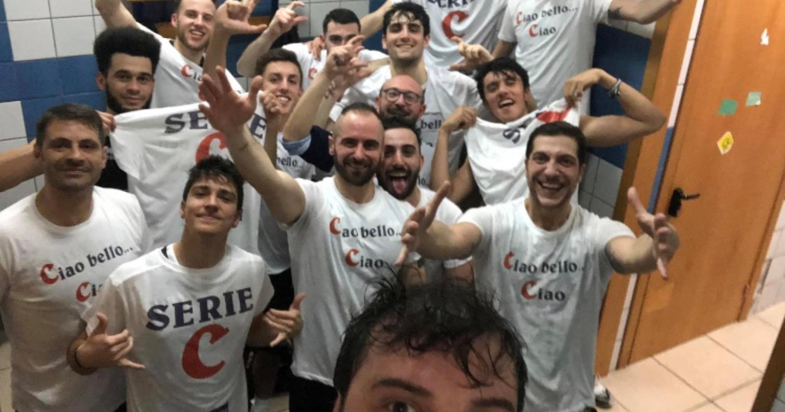 La festa dei leoni rossoblù nello spogliatoio della palestra di Roccarainola dopo la vittoria nella decisiva Gara 3... Addosso le bellissime maglie celebrative di questa promozione in Serie C Silver 