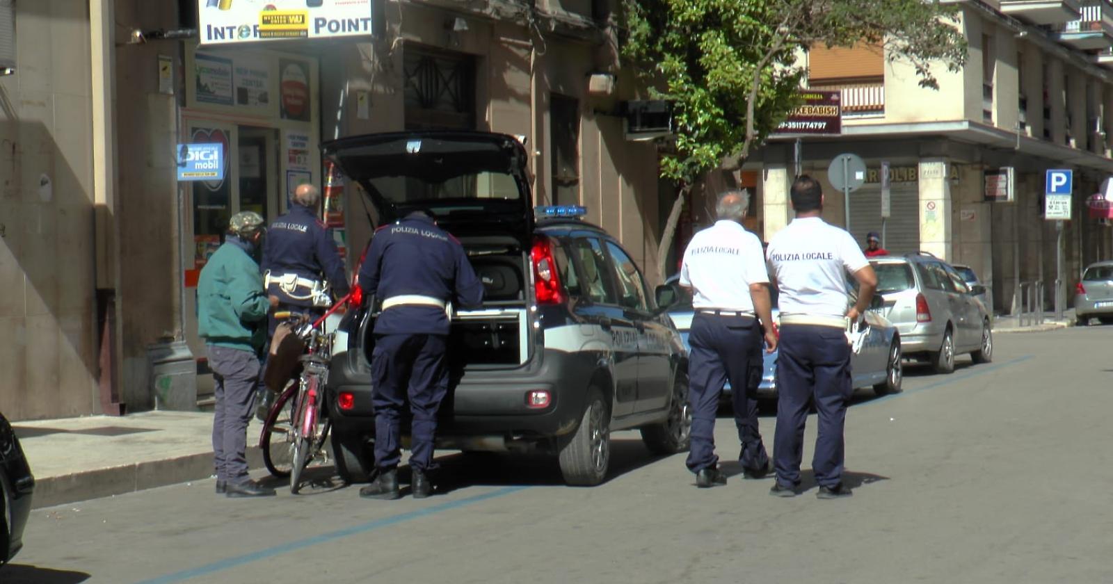 Mercatino illegale su via Podgora:  polizia locale lo fa chiudere 