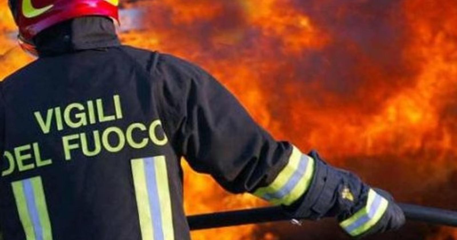 Trinitapoli, in fiamme ex deposito cooperativa La Fenice 