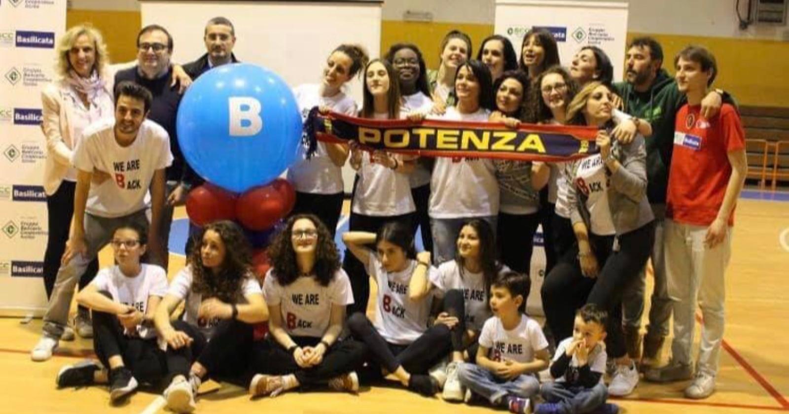 La Basilia alla festa ufficiale per la promozione e il ritorno in Serie B... Saluta tutti e va in vacanza 