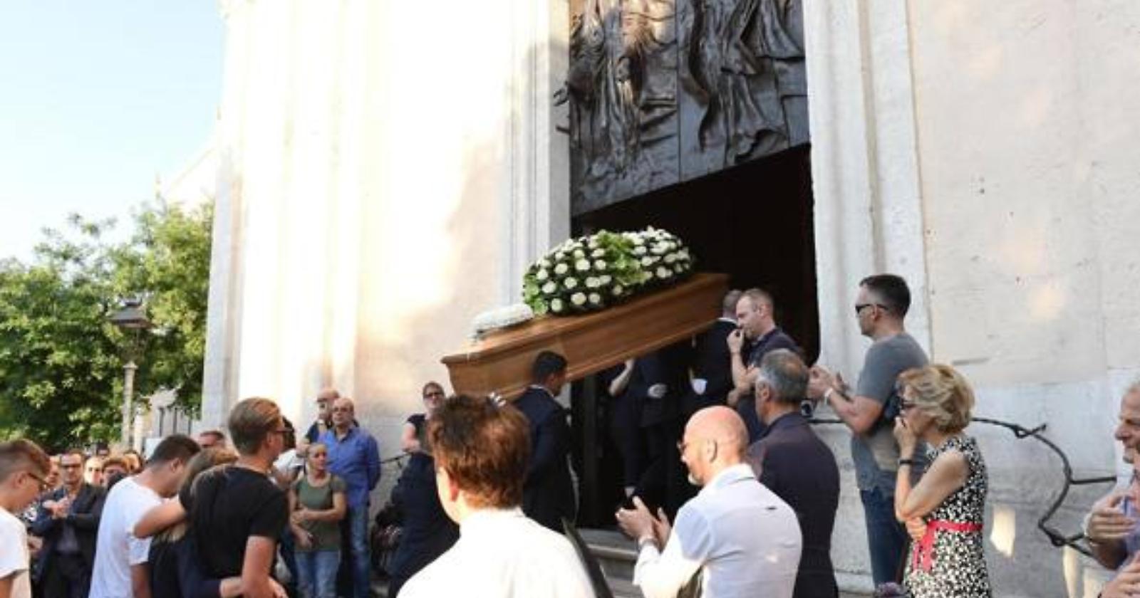 L'ultimo saluto di Foggia a Francesco: «We'll never walk alone»