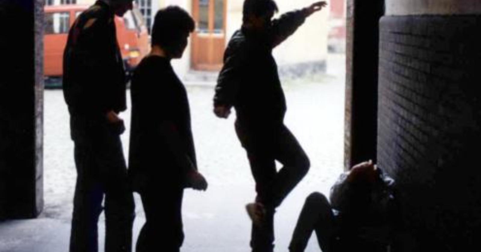 Giardini Pantanella, baby gang terrorizza ragazzini: 14enne finisce in ospedale 