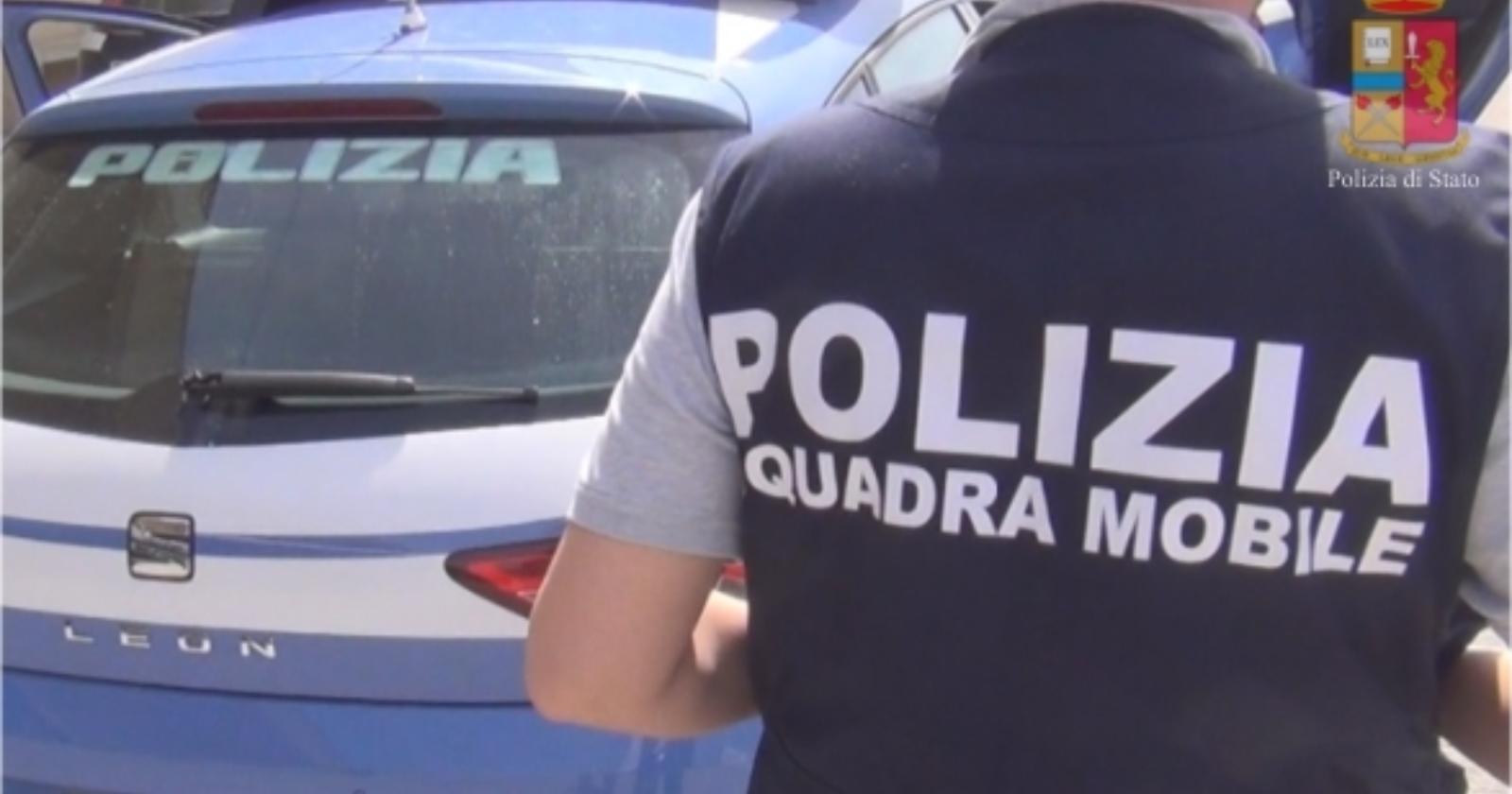 Picchia ed estorce denaro ad anziani genitori: arrestato 43enne