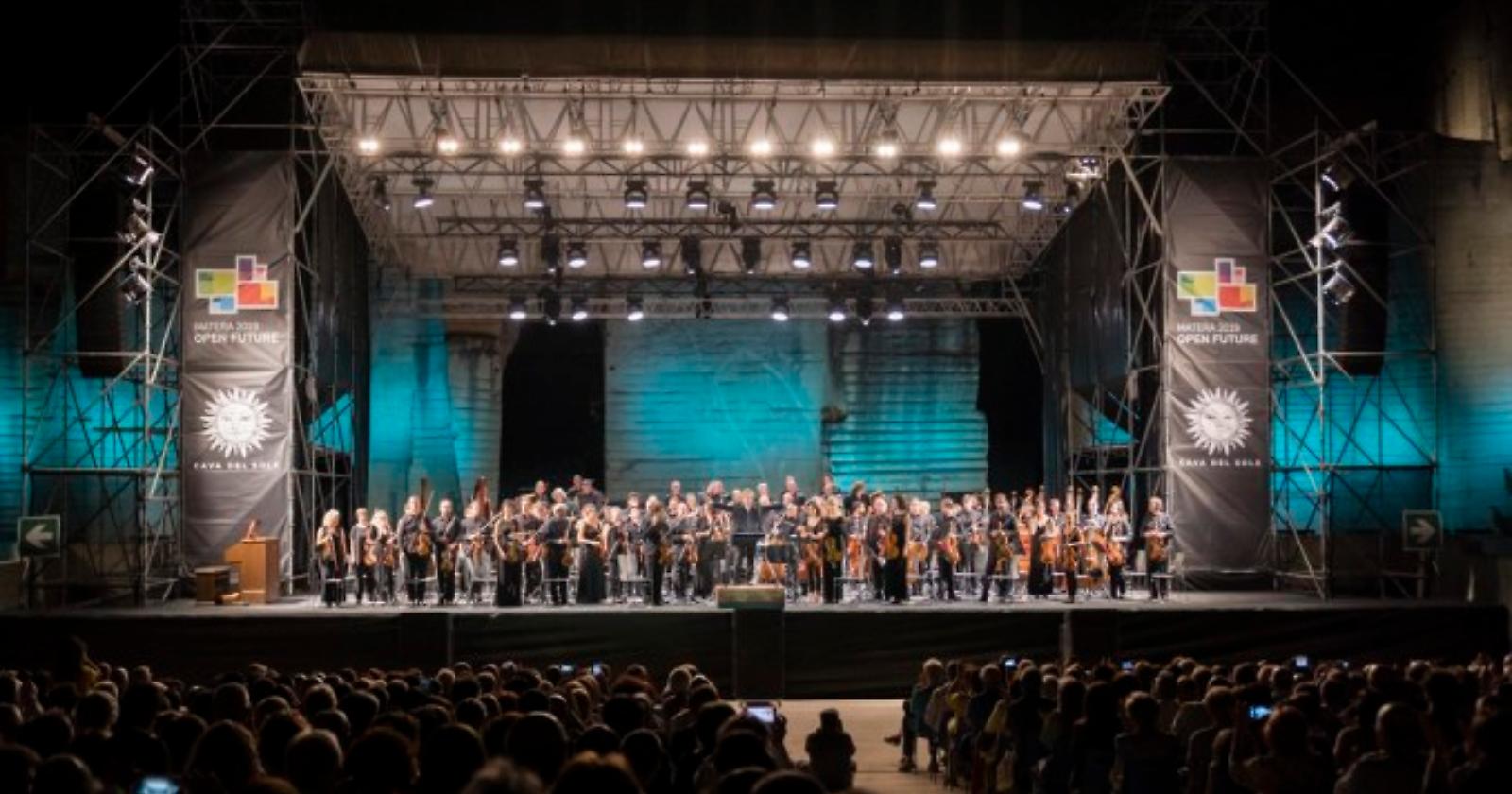 L'Orchestra Rai a Matera: pubblico in piedi, lunghi applausi e due bis