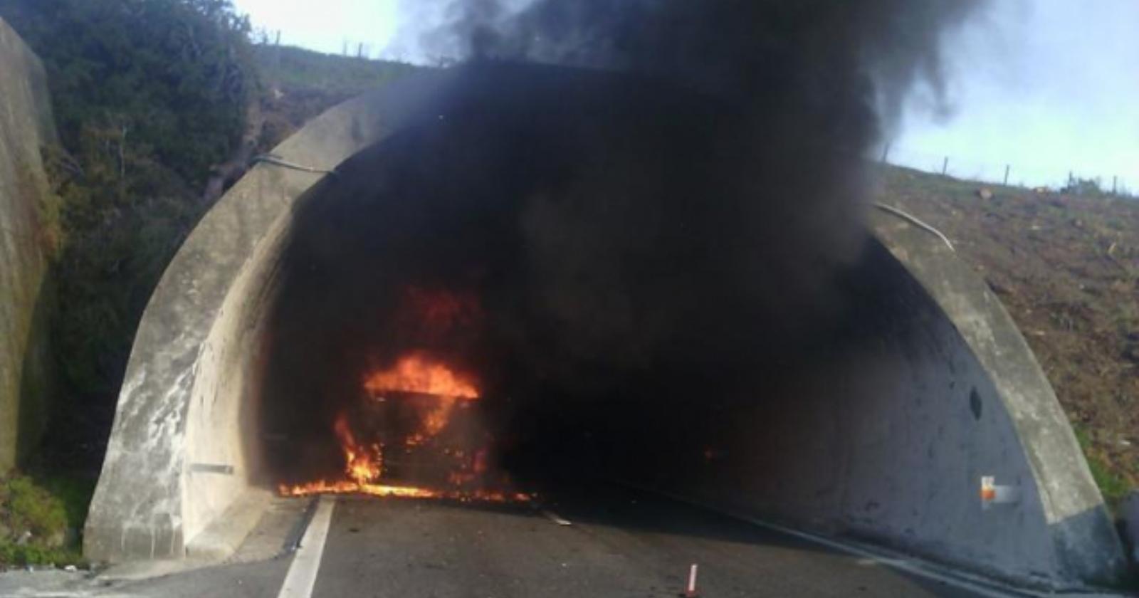 Autocisterna in fiamme in galleria sull'A2: poliziotti intossicati