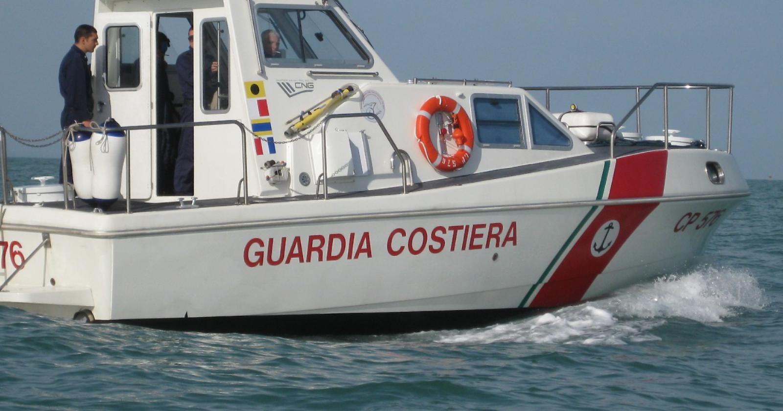 Barca a vela affonda alle Tremiti contro gli scogli, equipaggio salvo per miracolo