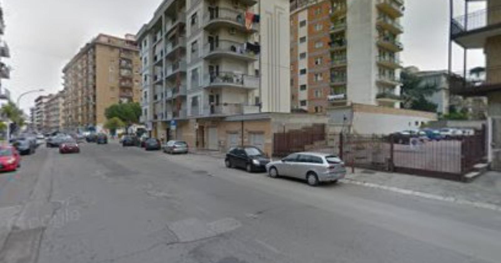 Colpi di pistola contro la saracinesca di un barbiere a Foggia