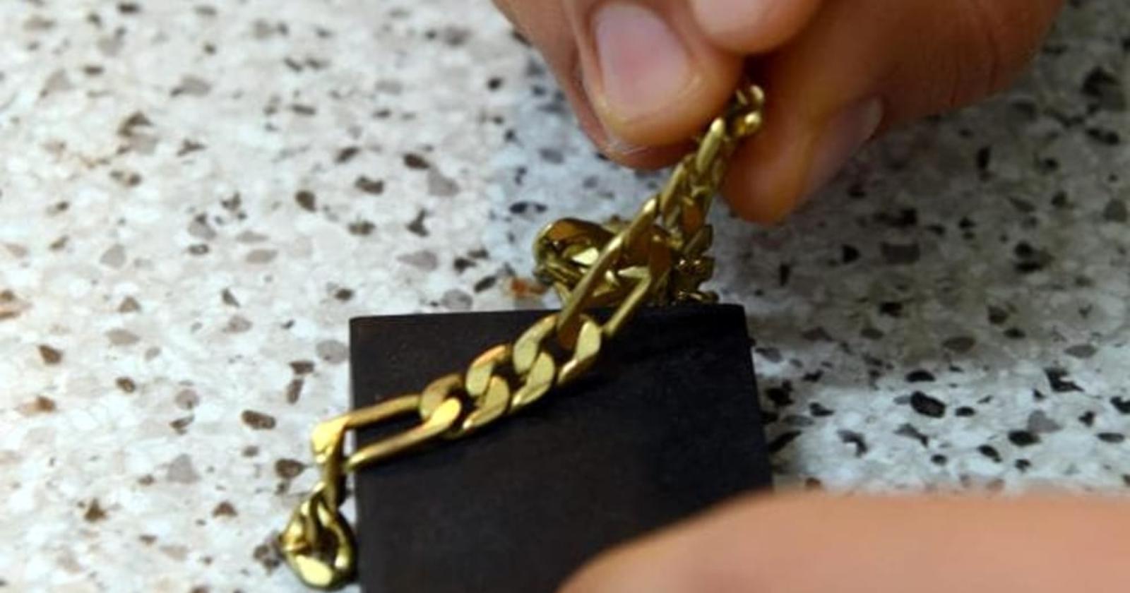 Abita in un rudere a Foggia ma di professione ruba oro e gioielli: la Polizia arresta una "gazza ladra" rumena di 24 anni, in trasferta a San Severo
