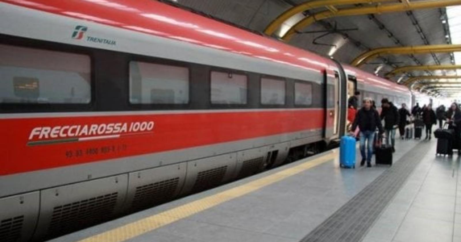 Resta bloccato sul Frecciarossa da Potenza, lascia la figlia minore sui binari