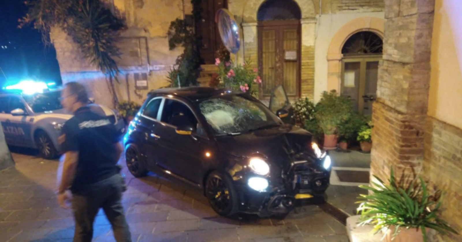 Notte di follia in Abruzzo per un 21enne foggiano: ruba una 500, ingaggia un inseguimento con la Polizia e si schianta contro un muro