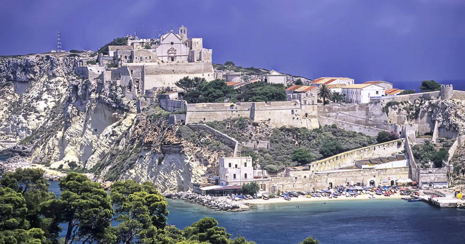Isole Tremiti, un operaio di Termoli muore cadendo dal tetto mentre installa una grondaia