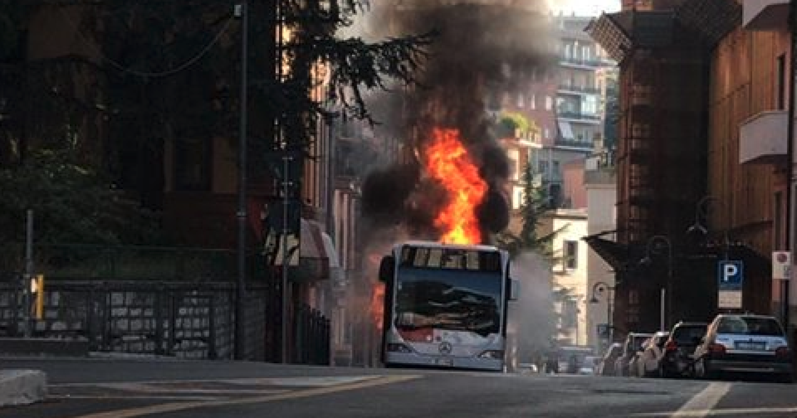 Potenza, bus in fiamme in pieno centro cittadino