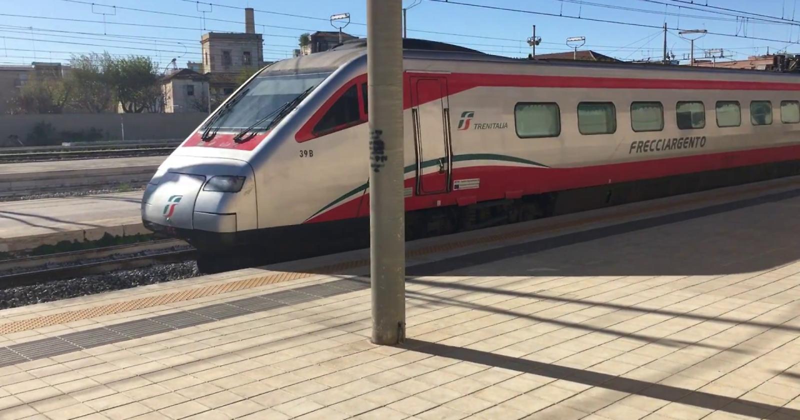 Corto circuito sul Frecciargento Lecce-Roma all'altezza di Foggia: solo tanto spavento