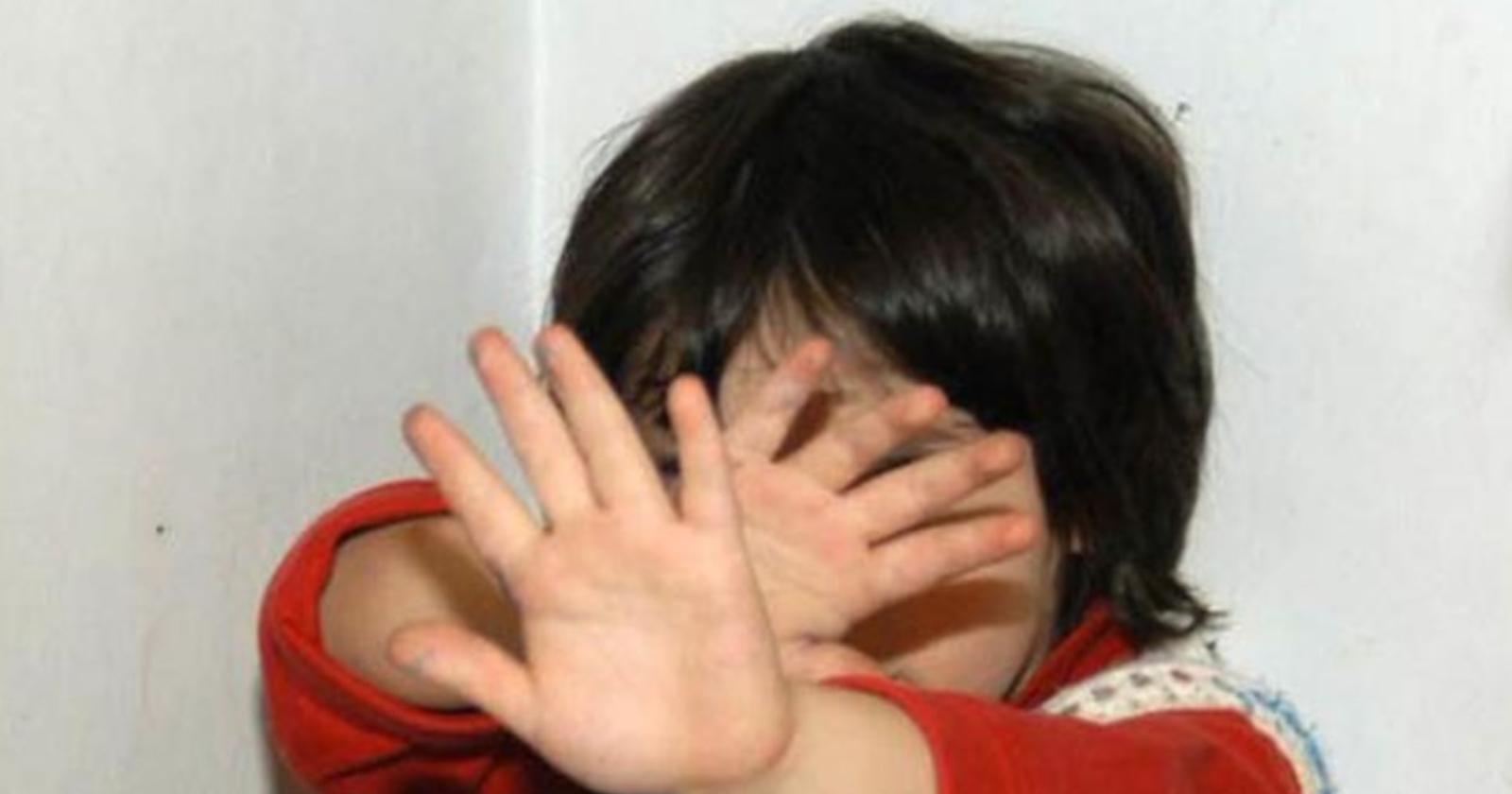 "Papà mi ha cecato con un cucchiaio": il racconto sconcertante della bambina di 4 anni picchiata a Foggia