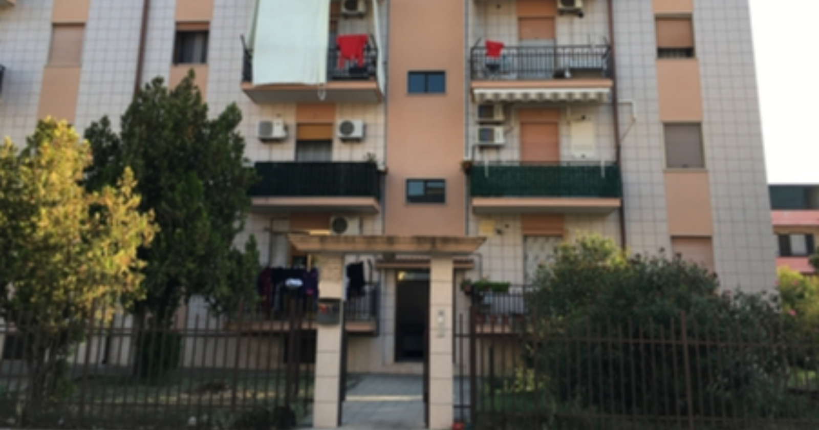 I vicini di casa dell'agente penitenziario che ha ucciso moglie e figlie, ammazzandosi: «Sembrava depresso»