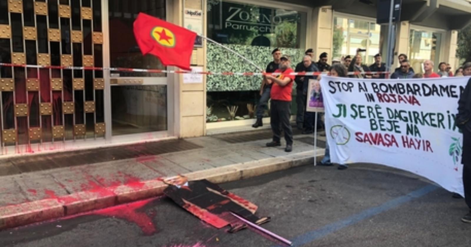 Siria, a Bari vernice rossa sul Consolato turco e Erdogan con le corna e mani insanguinate