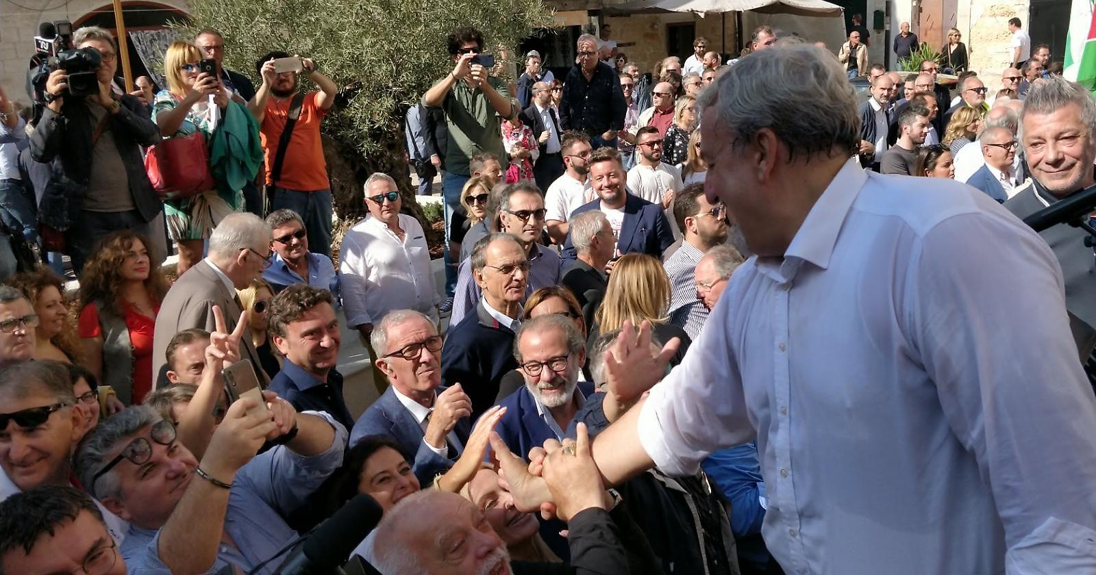Emiliano non aspetta le primarie del centrosinistra e apre la campagna elettorale