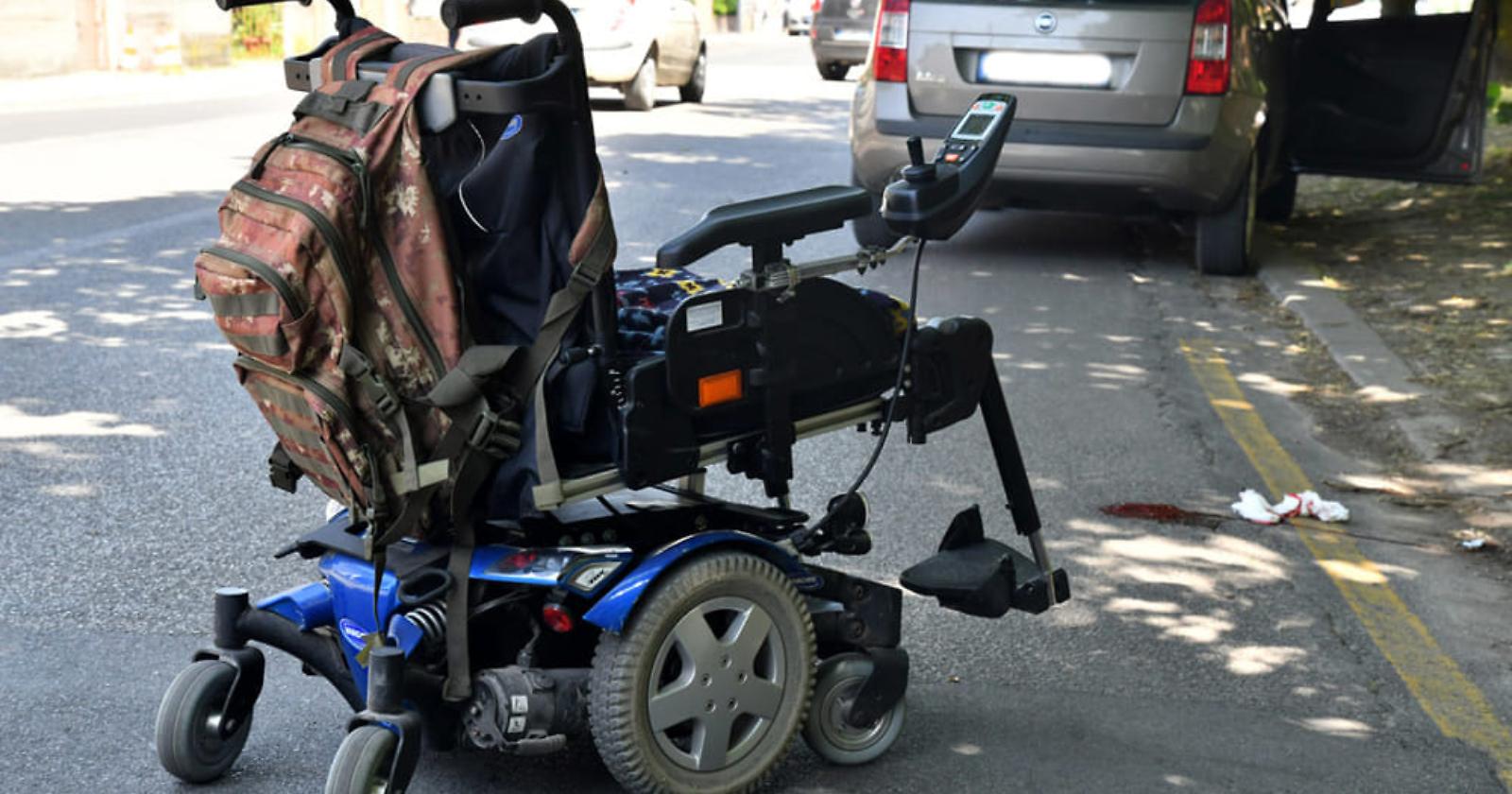 Foggia, neppure le carrozzine per disabili lasciano in pace: vermi! 