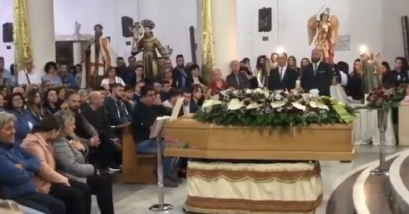 I funerali di Filomena Bruno ad Orta Nova, il parroco: «Uccisa da Caino in preda alle sue passioni»