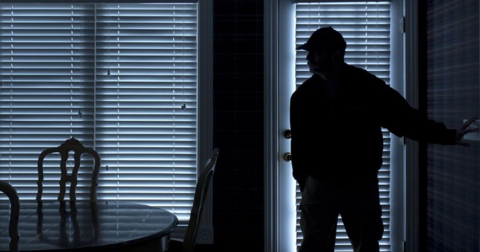 Entra in casa per rubare ma quando la donna anziana e sola si sente male l'aiuta a distendersi sul letto, le dà dell'acqua e va via
