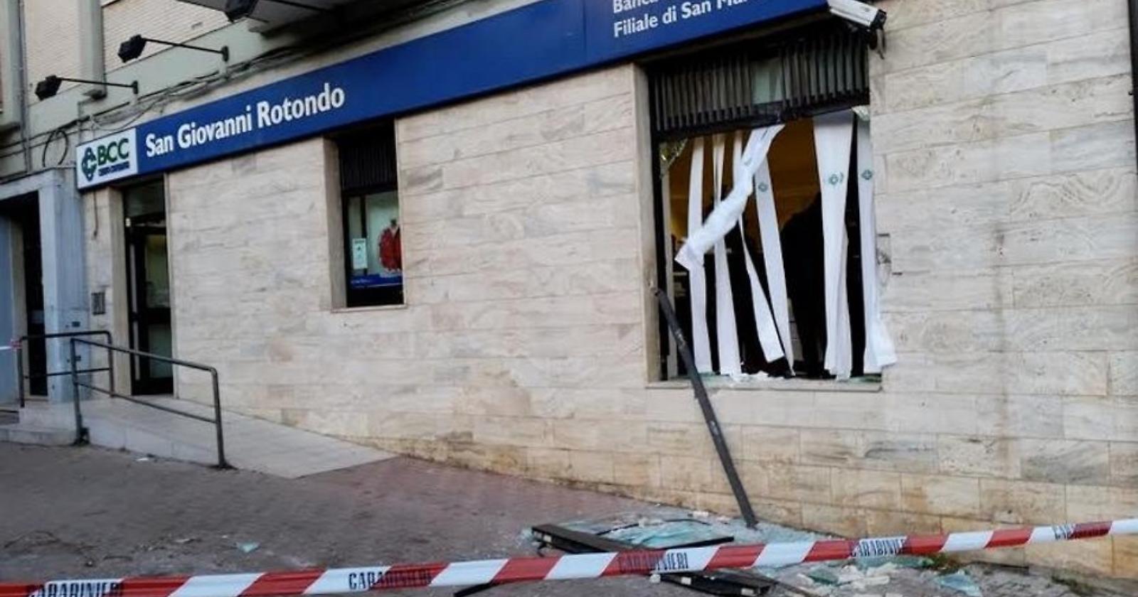 Assalto alla Banca di Credito Cooperativo di San Marco: sfondano il muro con una pala meccanica