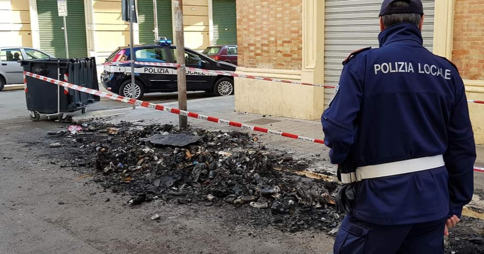 La Polizia Locale di Foggia acciuffa vandalo dei cassonetti dell'immondizia: un marocchino di 45 anni