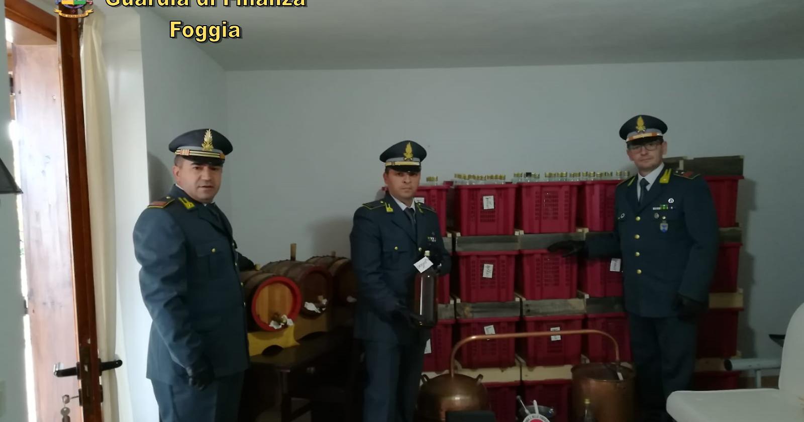 La GdF scopre dove si facevano i grappini clandestini a Vieste: mille litri di contrabbando