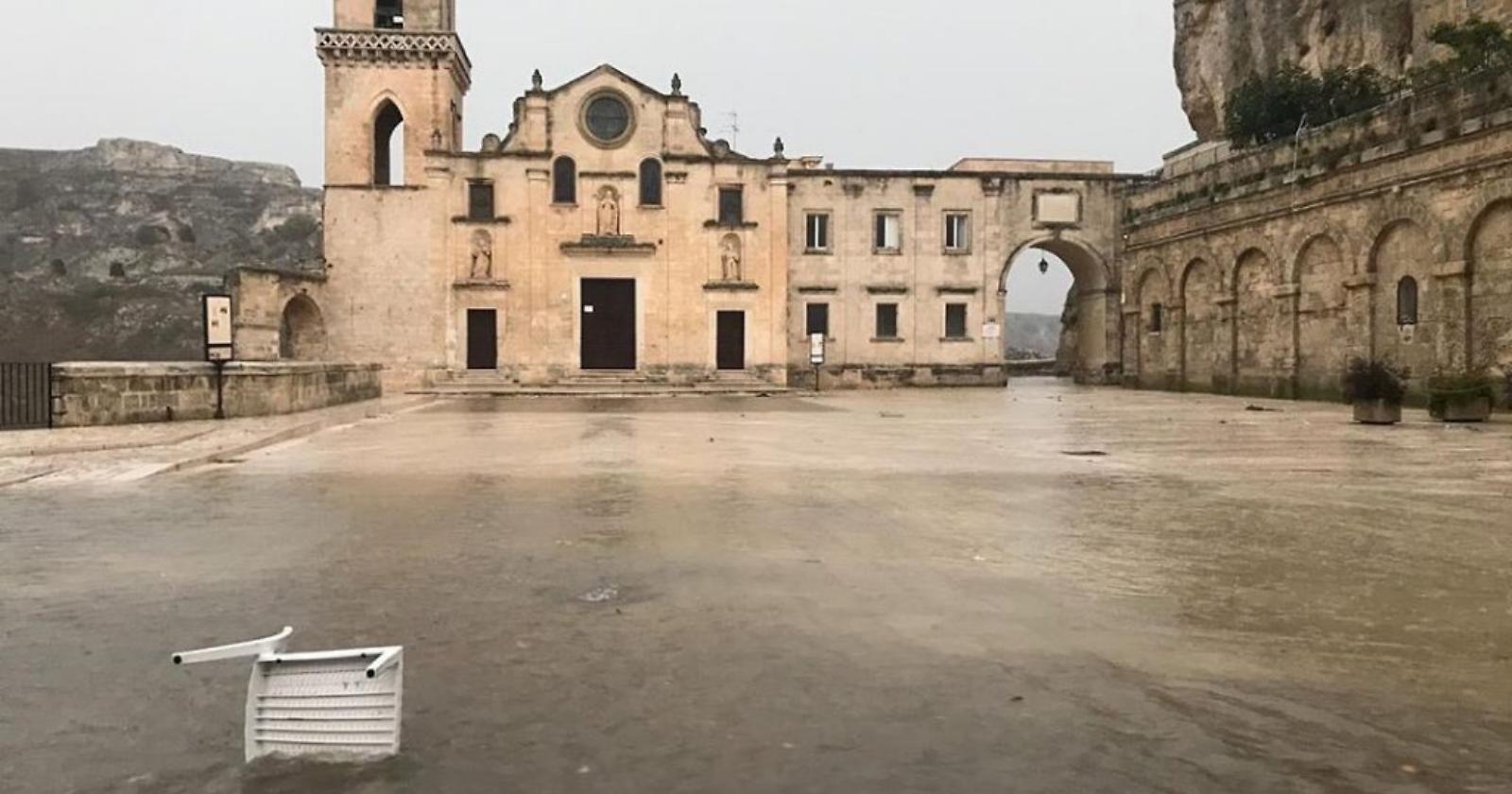 Maltempo, Il ministro Costa alle Regioni: «I fondi per la messa in sicurezza ci sono, vanno spesi». 