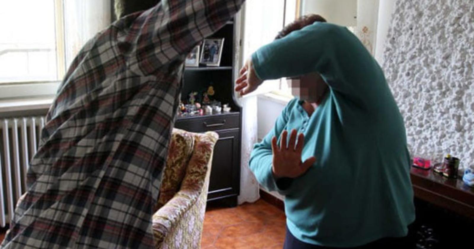 Manfredonia, balordo di 20 anni picchia la madre per 5 euro: lode ai Carabinieri per averlo arrestato