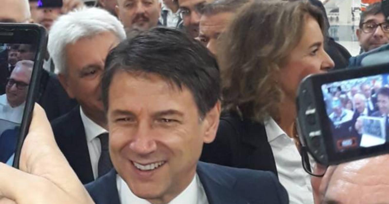 Conte visita la Fca di Melfi: "La fusione con Psi non comprometterà l'azienda"