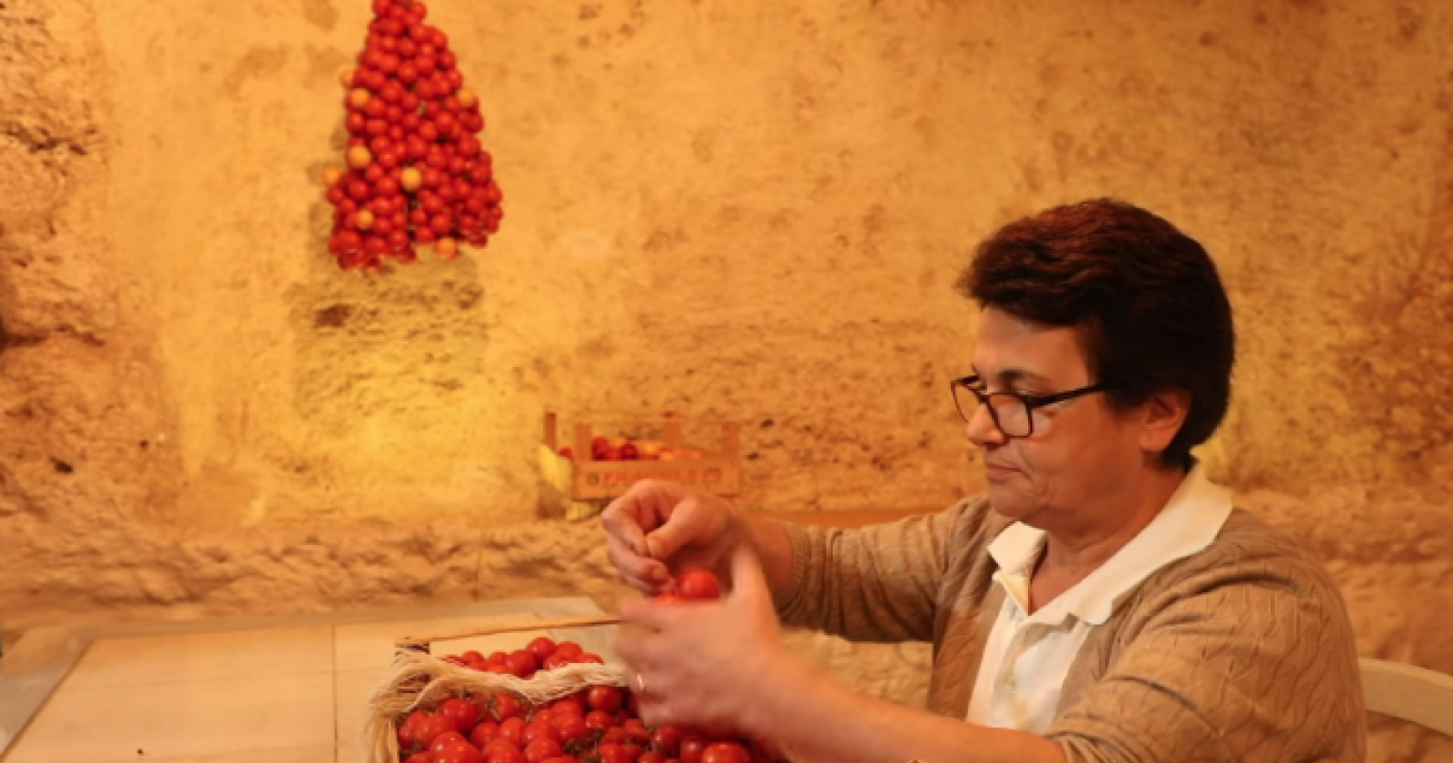 L'albero di Natale di Puglia avrà pomodori locali al posto delle palline colorate