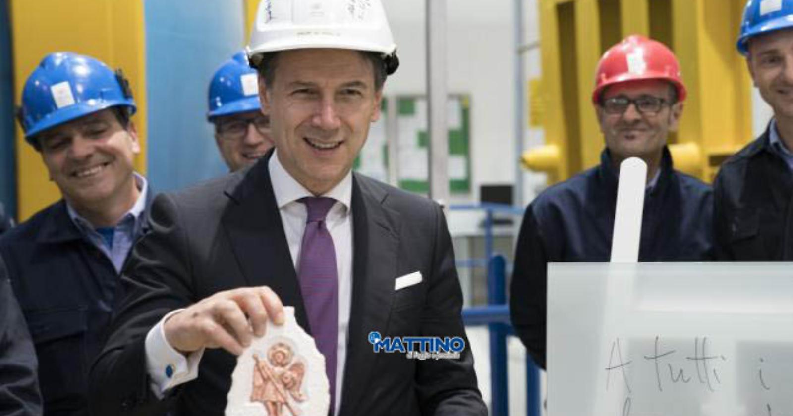 Caschetto in testa e San Michele tra le braccia: Conte si cautela così contro i demolitori del suo Governo