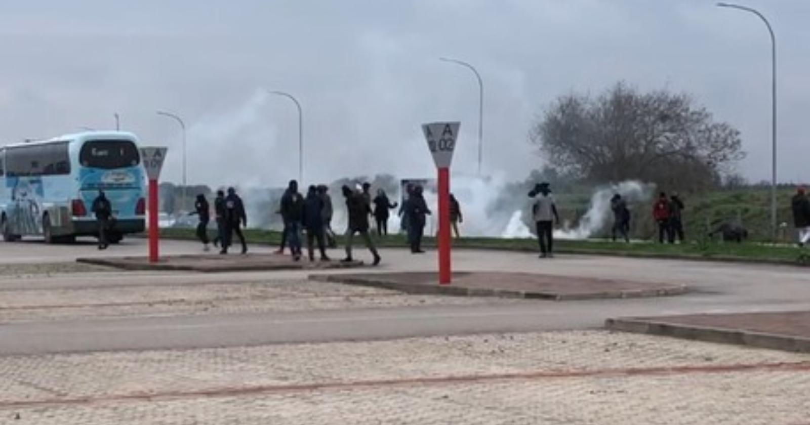 Migranti contro "la filiera di sfruttamento" del GrandApulia: centro commerciale inaccessibile, scontri con la Polizia