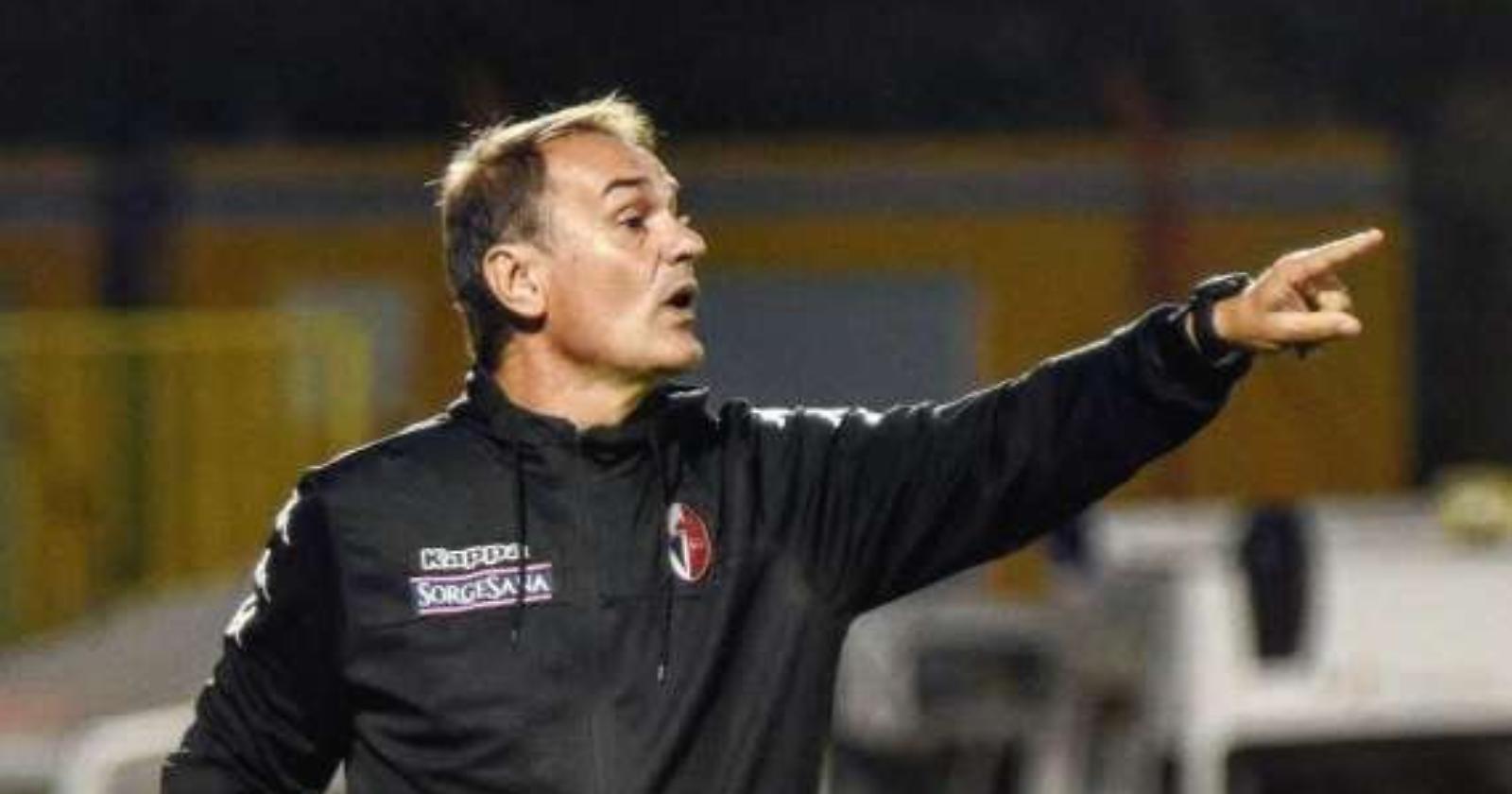 Il mister del Bari Vivarini lancia la sfida ai rossoblù: «Abbiamo recuperato anche Costa, abbiamo la rosa al completo»